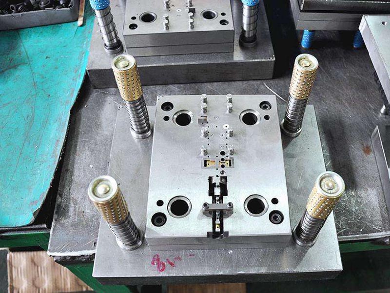 沿滩模具制造-01